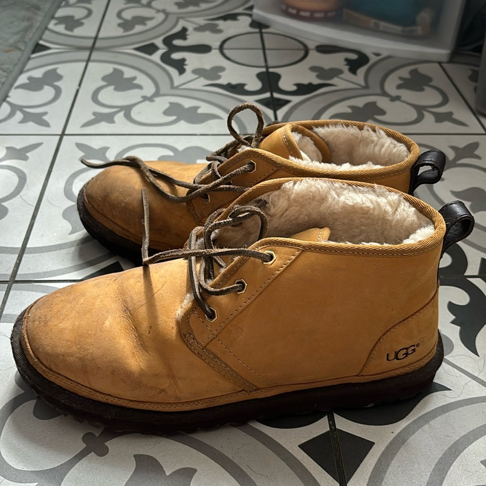 Men’s Ugg boots tan with brown